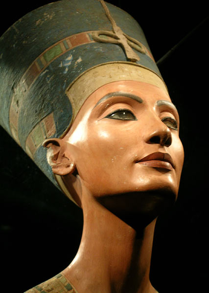 http://www.antikitera.net/images/imgNews/4314-Nefertiti1.jpg